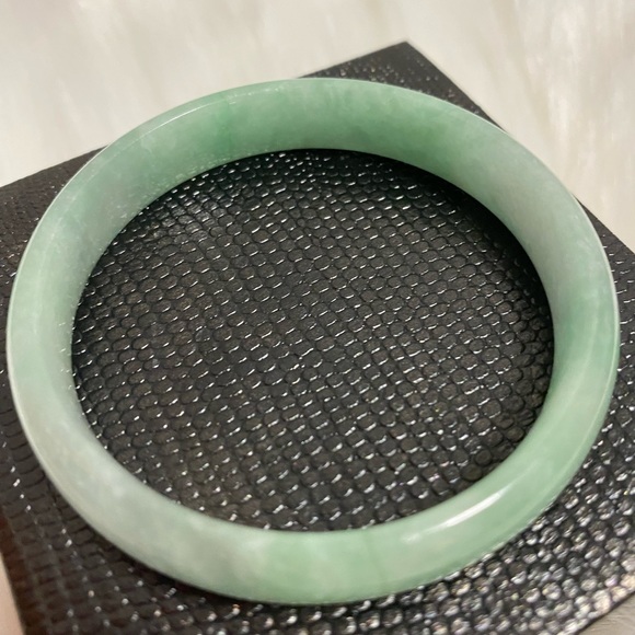 Brand New Jade Bangle - Picture 1 of 2